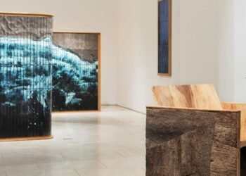 Muebles revestidos de corteza entre la muestra del trabajo de Noé Duchaufour-Lawrance