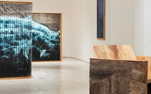 Muebles revestidos de corteza entre la muestra del trabajo de Noé Duchaufour-Lawrance