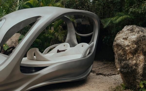 Roth Architecture crea un automóvil eléctrico para transitar por las estrechas carreteras de Tulum