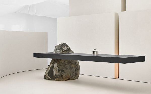 «Menos es más ha vuelto», dice el panel durante la charla de Gaggenau en Milán