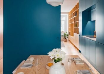 Alarquitectos reviste el apartamento São Sebastião 123 con paredes de bloques de colores