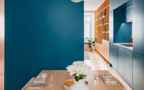 Alarquitectos reviste el apartamento São Sebastião 123 con paredes de bloques de colores