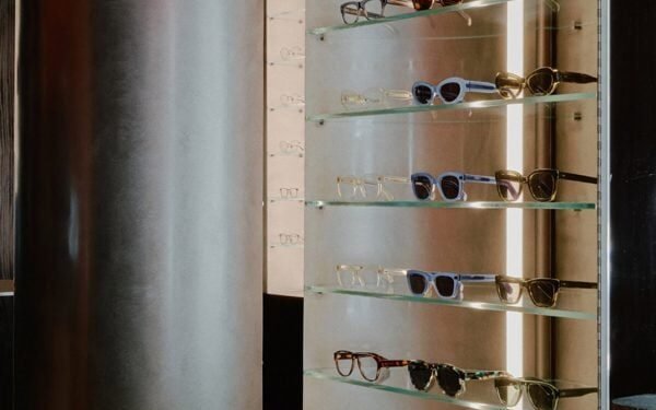 Tutto Bene hace referencia a Streamline Moderne en una pequeña tienda de gafas de Nueva York