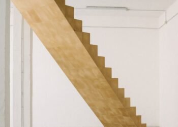 Las baldosas de linóleo de Christien Meindertsma se pueden remodelar «como plastilina»