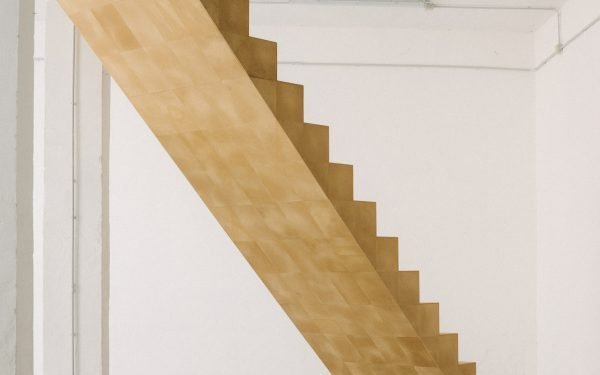 Las baldosas de linóleo de Christien Meindertsma se pueden remodelar «como plastilina»