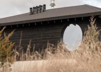 Shovk completa la renovación con toques japoneses de la Casa Dzen cerca de Kiev