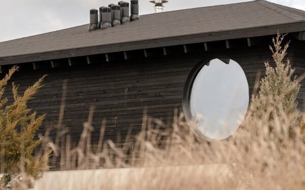 Shovk completa la renovación con toques japoneses de la Casa Dzen cerca de Kiev