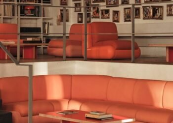 Holloway Li equipa la oficina de Mother London con muebles de colores llamativos