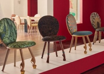 Christian Louboutin posa sillas sobre patas inspiradas en «mujeres icónicas»