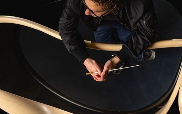 Joseph Walsh Studio crea una barandilla escultórica para Teddy Abrams