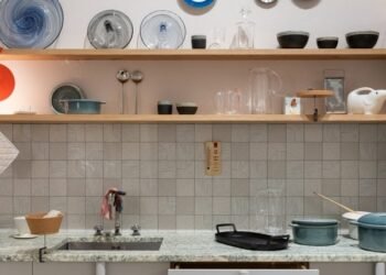 Inga Sempé celebra el desorden de la vida cotidiana en El Hogar Imperfecto