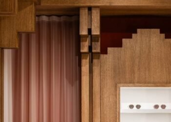 Muebles pixelados aparecen en toda la tienda de gafas Lunet en Bucarest