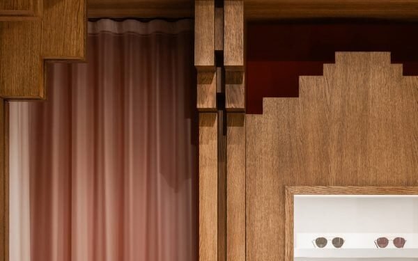 Muebles pixelados aparecen en toda la tienda de gafas Lunet en Bucarest