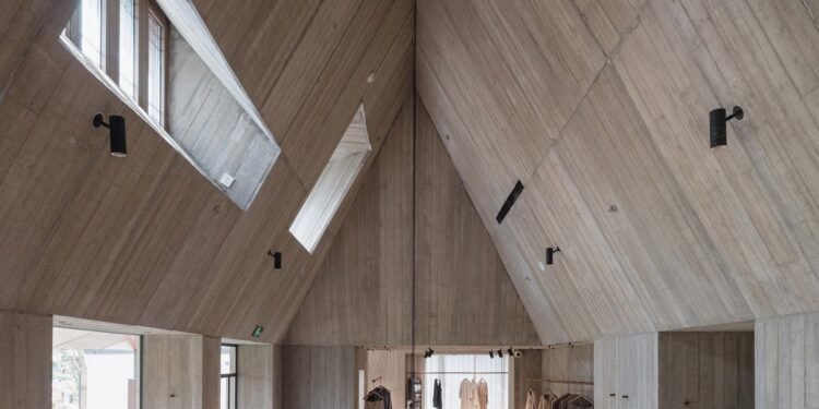 Neri&Hu crea una “cabaña de madera” y una “vivienda cueva” para dos tiendas de Shanghai