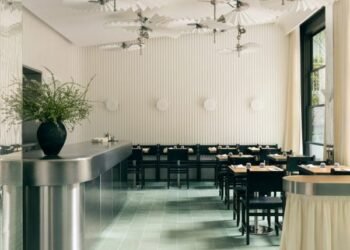 Tutto Bene equilibra acero y madera en el restaurante Nightingale