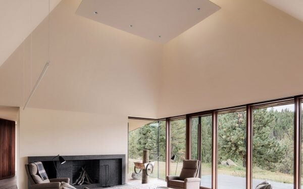 Ocho interiores con techos piramidales que crean una profundidad espectacular.