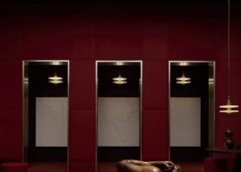 The Red Room de Apparatus forma una presentación de iluminación teatral