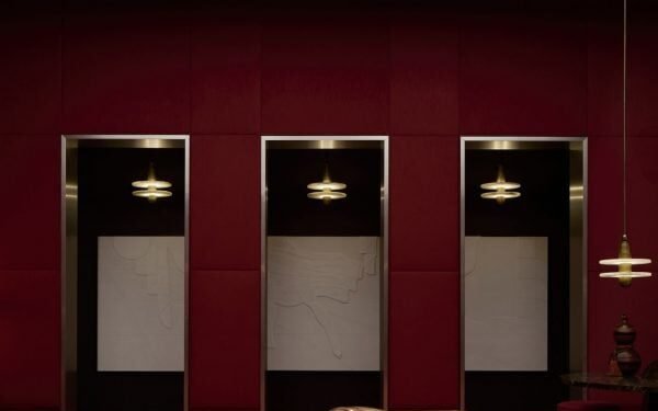 The Red Room de Apparatus forma una presentación de iluminación teatral