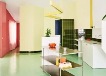 H3O crea interiores en zigzag «impredecibles» para una casa golpeada por un rayo