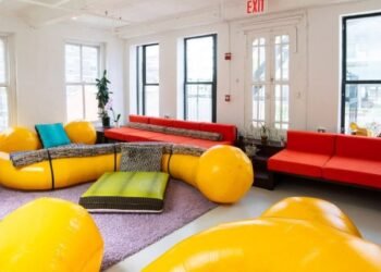 Riley Hooker crea inflables infectados con «moho de limo» para reuniones