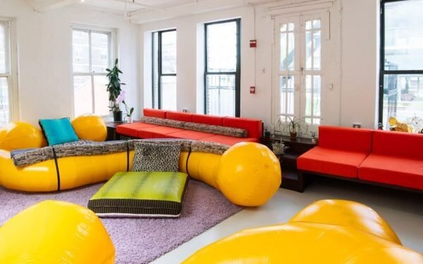 Riley Hooker crea inflables infectados con «moho de limo» para reuniones