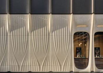 Los partisanos esculpen la fachada de piedra caliza de la boutique Rolex en Toronto