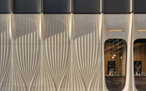 Los partisanos esculpen la fachada de piedra caliza de la boutique Rolex en Toronto