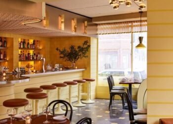 GRT Architects crea un interior amarillo mantecoso para el restaurante San Sabino