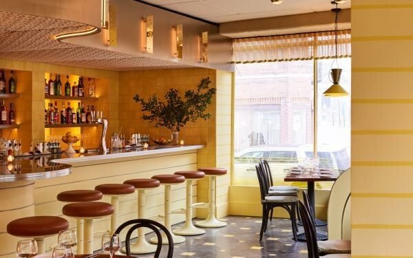 GRT Architects crea un interior amarillo mantecoso para el restaurante San Sabino