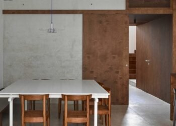 Ocho cocinas minimalistas donde los materiales aportan la decoración