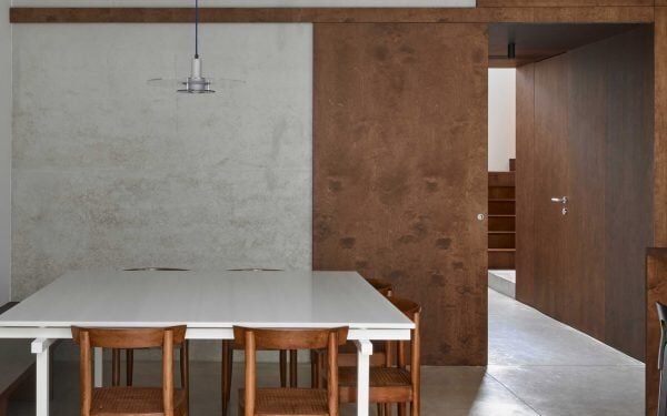 Ocho cocinas minimalistas donde los materiales aportan la decoración