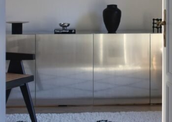 Cómo se transformó un mueble IKEA en un aparador cromado