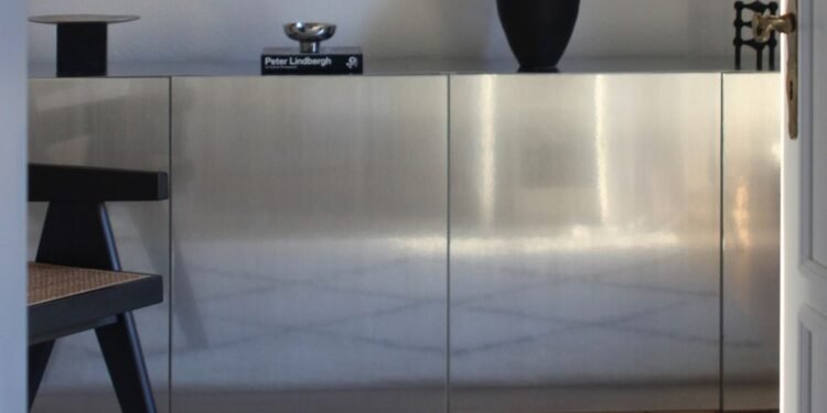 Cómo se transformó un mueble IKEA en un aparador cromado