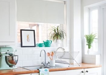 Cómo colgar persianas enrollables como un profesional