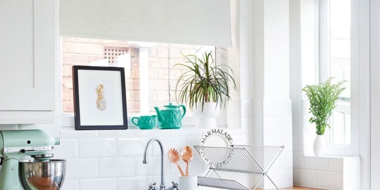 Cómo colgar persianas enrollables como un profesional