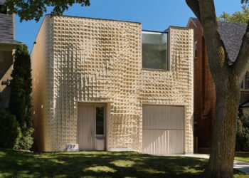 La Canvas House de Toronto tiene una fachada escultural ondulada