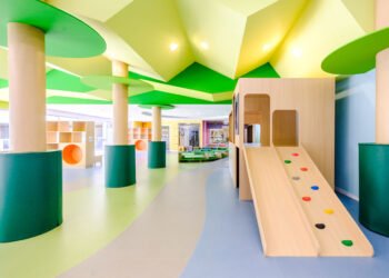 El estacionamiento se convierte en un centro colorido para la educación infantil