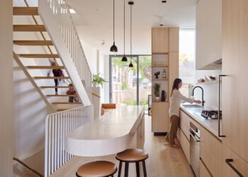 Una adición contemporánea con estructura en A en Toronto