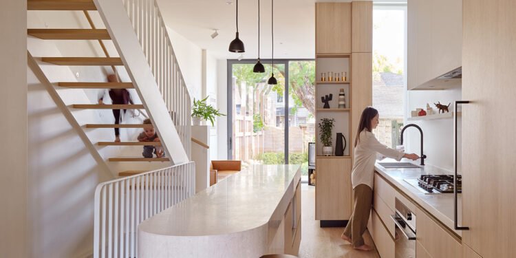 Una adición contemporánea con estructura en A en Toronto