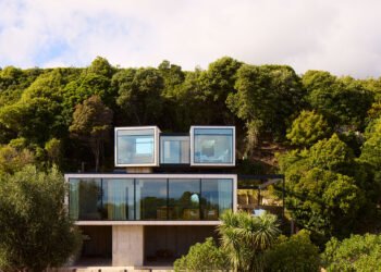 Una moderna casa en el árbol en la jungla con vista al mar