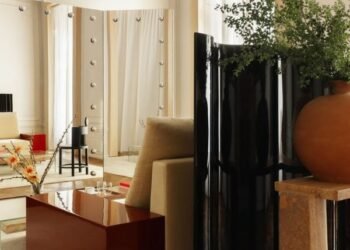 Halleroed contrasta color y textura en el interior de la tienda de Boygar en Tbilisi