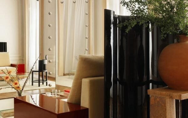 Halleroed contrasta color y textura en el interior de la tienda de Boygar en Tbilisi