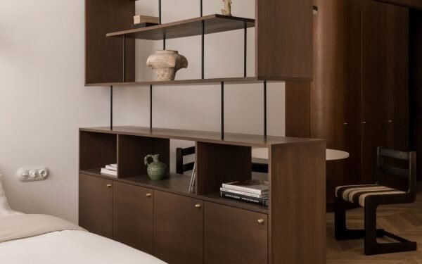 Dawid Konieczny diseña un apartamento en Varsovia que recuerda a «una buena habitación de hotel»