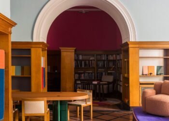 Gisbert Pöppler crea su propia oficina y sala de exposición en el interior de una antigua librería