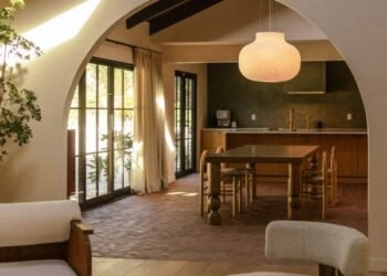 Working Holiday Studio añade un toque de estilo hacienda a una casa de mediados de siglo en Los Ángeles