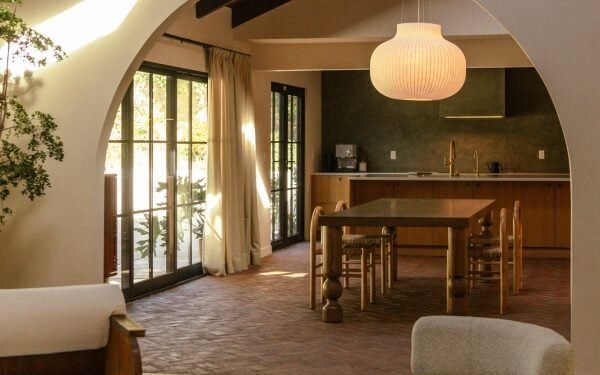 Working Holiday Studio añade un toque de estilo hacienda a una casa de mediados de siglo en Los Ángeles