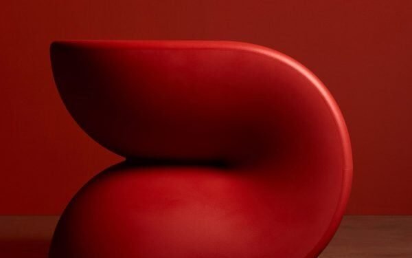 Jumbo diseña una silla con forma de galleta de la fortuna para Heller