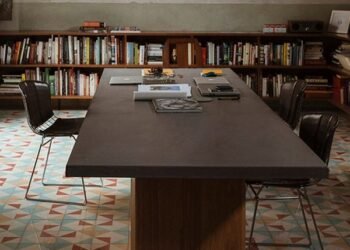 Ocho comedores dominados por muebles de madera oscura.