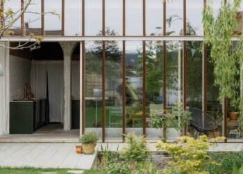 Ocho estudios compactos integrados en jardines residenciales