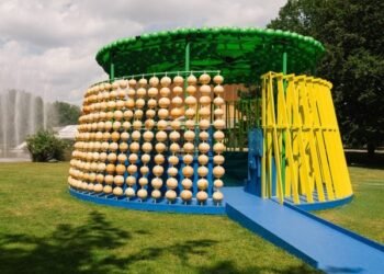 Yinka Ilori diseña un pabellón reflectante en Haus der Kulturen der Welt 2024